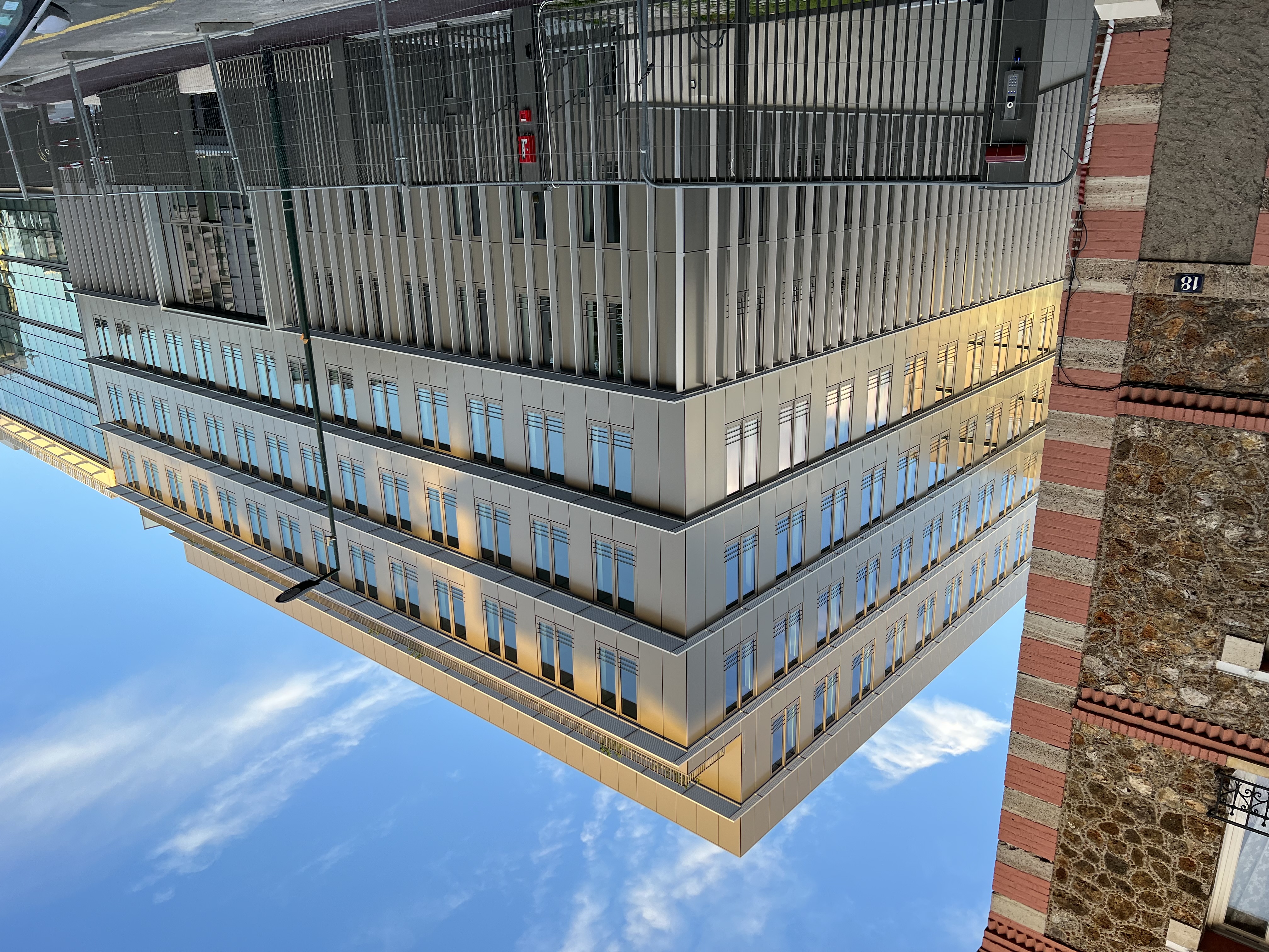 Terrasse en bois et façade vitrée d'un immeuble de bureaux